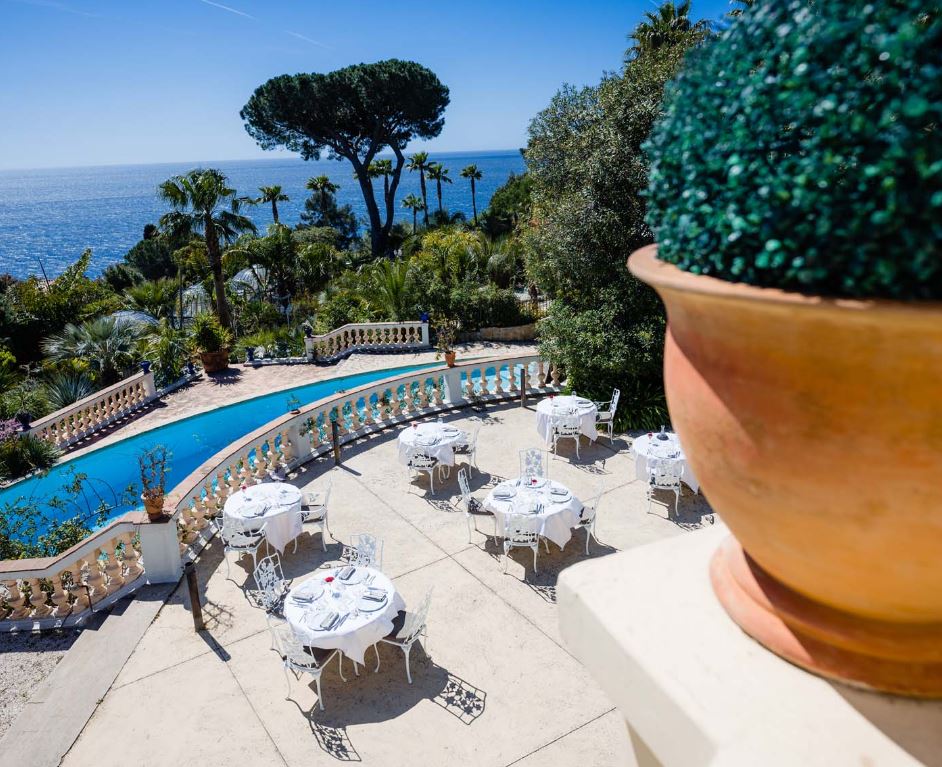 Les pins penchés à Toulon, vous propose une terrasse avec vue sur la mer !