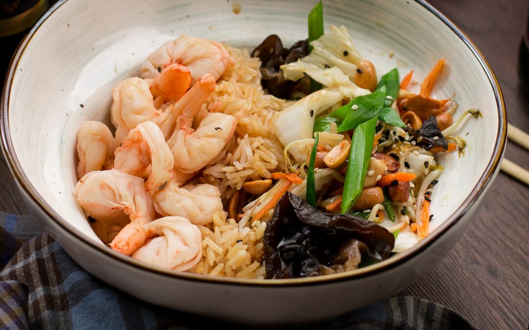 https://www.restocours.net/wp-content/uploads/2023/05/asian-food-rice-with-shrimp-and-peanuts-1080x675.jpg