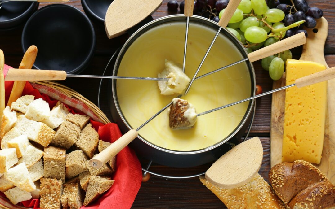 Les meilleurs endroits pour manger de la fondue en Suisse : Zurich, Saint-Moritz, et Verbier.