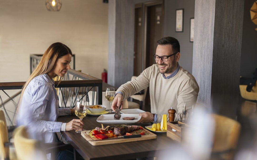 Couple végétalien au restaurant