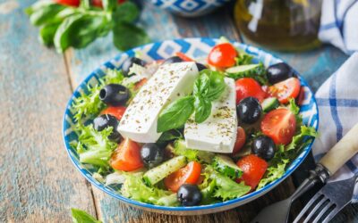 À la découverte de la cuisine traditionnelle grecque dans les meilleurs restaurants d’Athènes, de Thessalonique et de Santorin