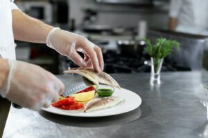 Plat à l'assiette dressé par un traiteur