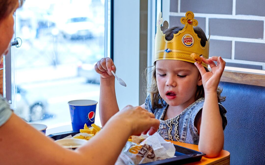 Petite fille qui mange à Burger King