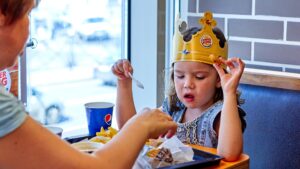 Petite fille qui mange à Burger King